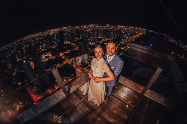 Ensaio Noturno dos Noivos com Vista Panorâmica da Cidade
