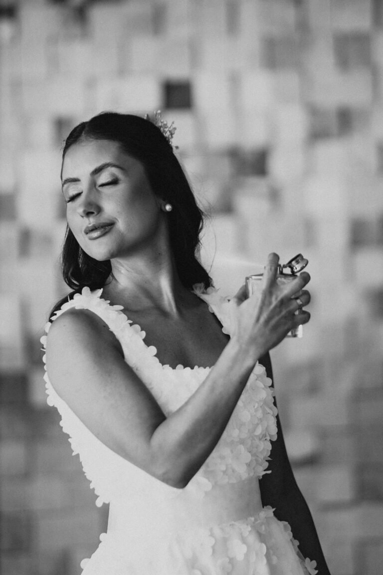 Noiva batendo perfume
