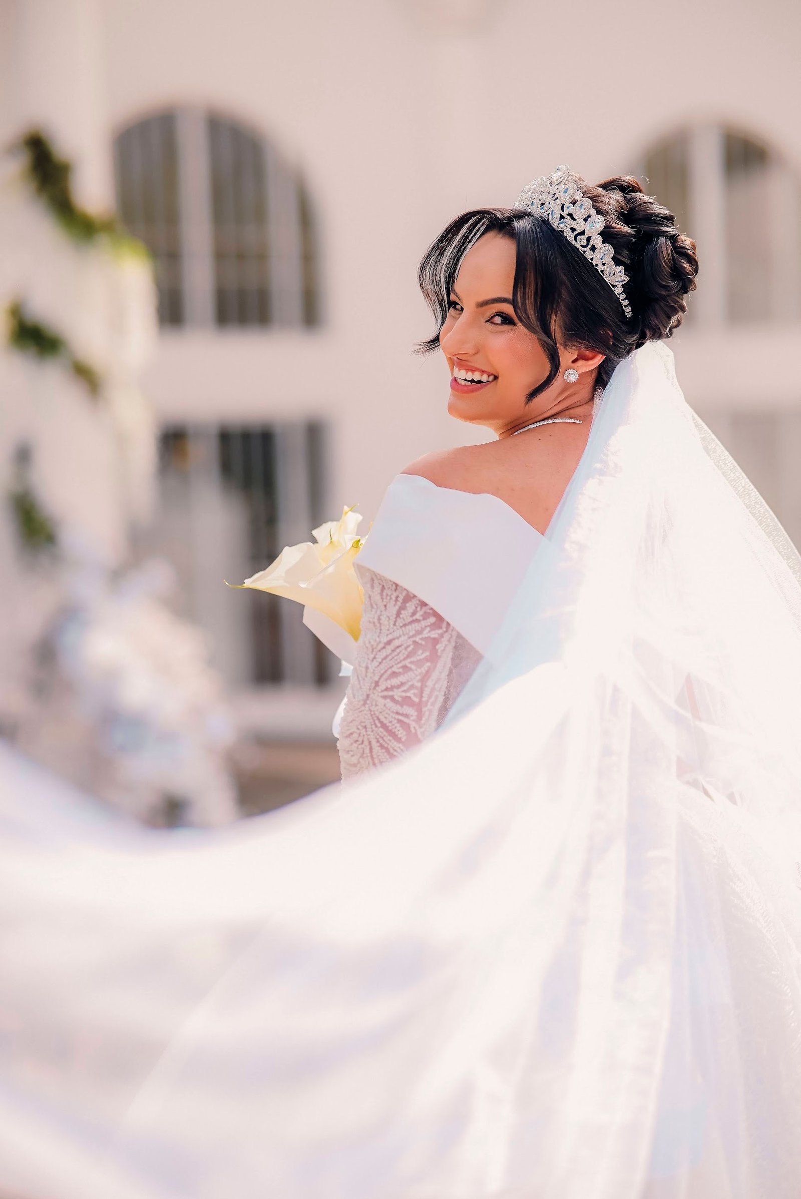 Fotografia documental de noiva com vestido elegante e véu longo em casamento ao ar livre em Goiânia