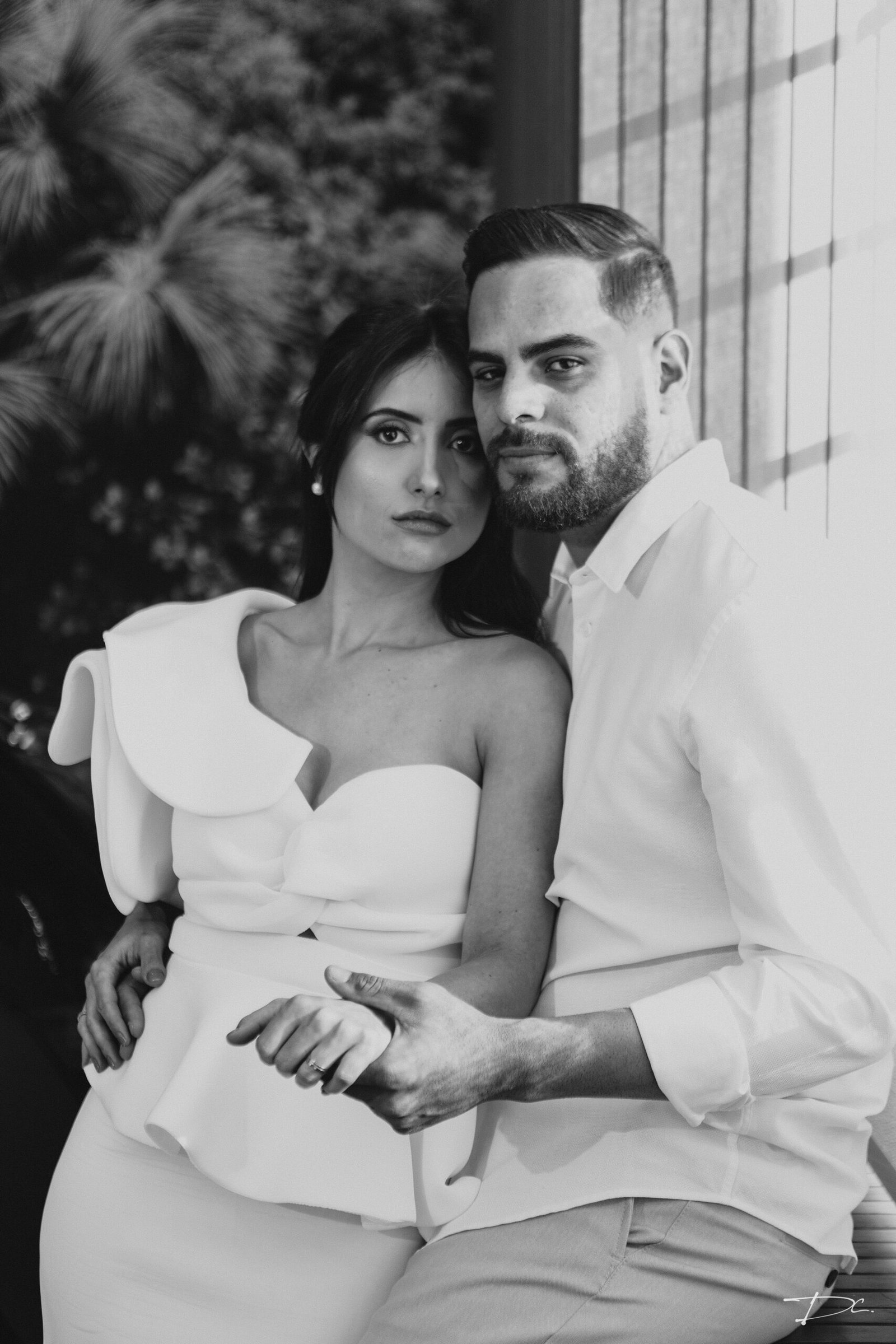 Casal de noivos em retrato aproximado preto e branco por Djalma Madureira