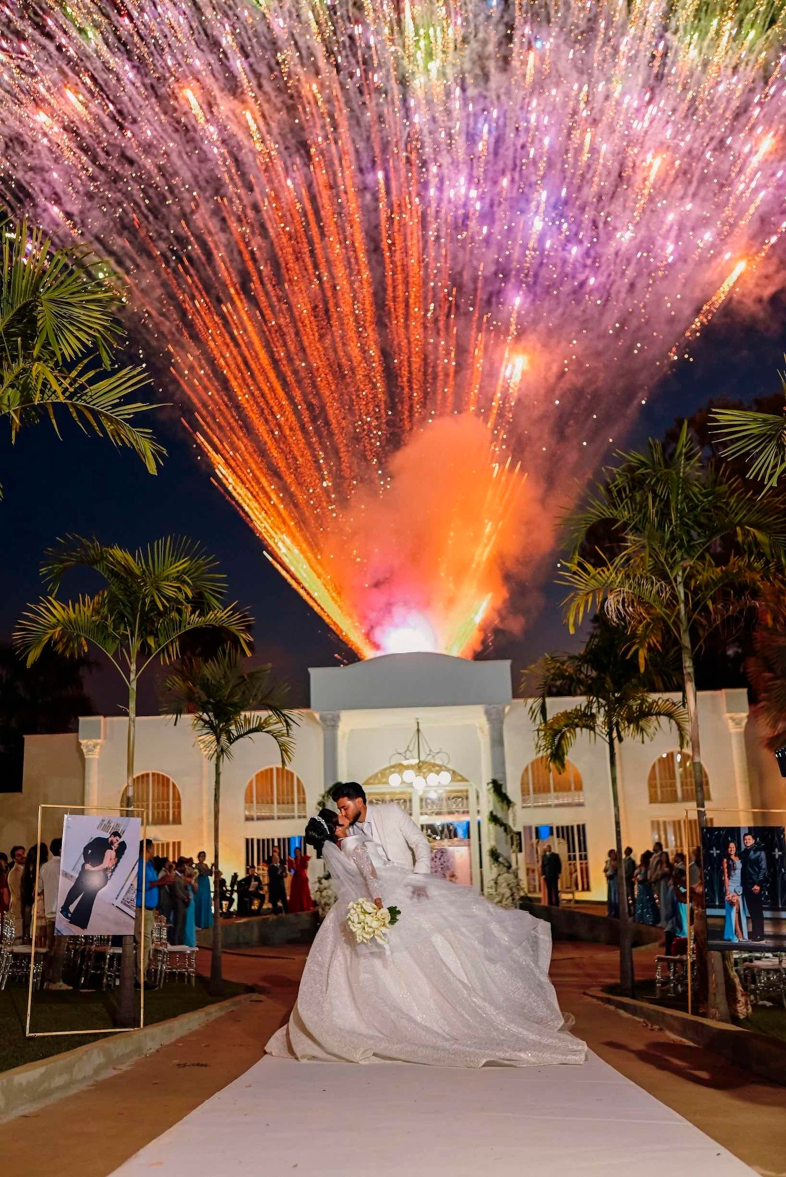Casal de noivos celebrando com fogos de artifício na saída da cerimônia de casamento em Goiânia