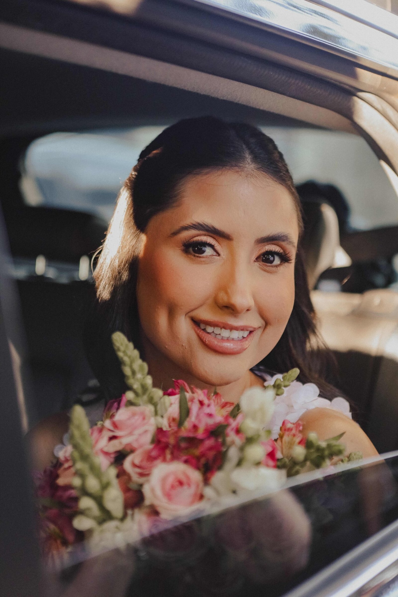 Noiva sorrindo dentro do carro a caminho do mini wedding
