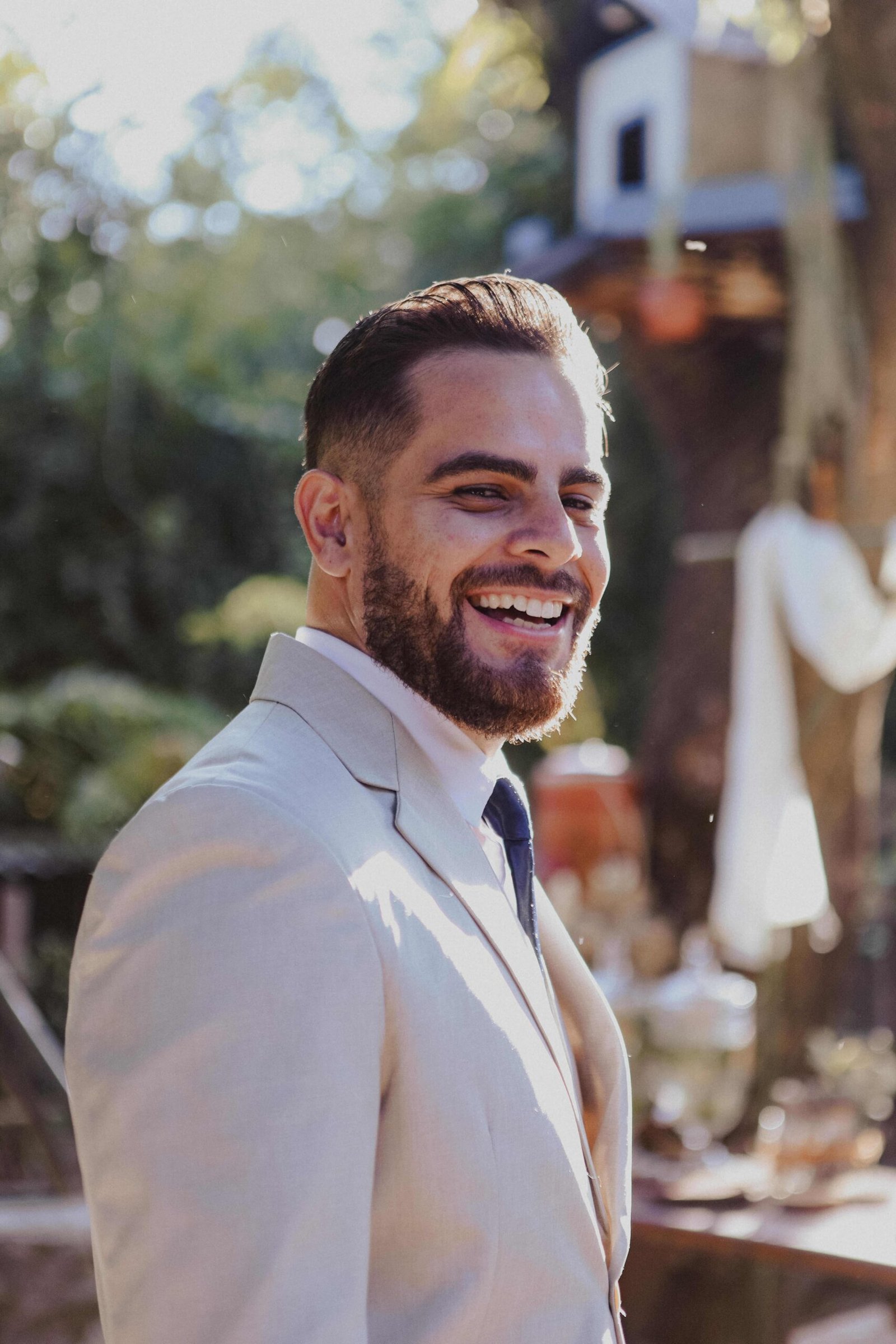 Noivo sorrindo em momento íntimo e verdadeiro