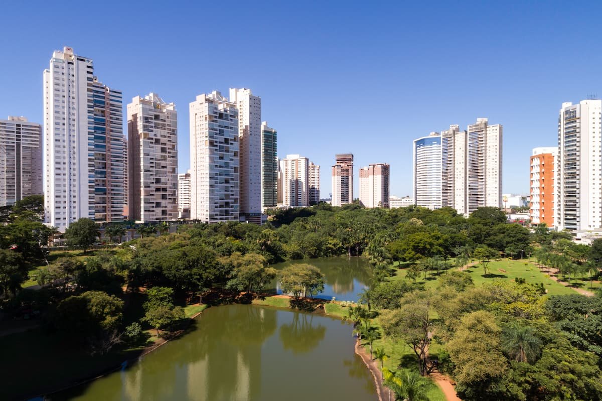 Cenário do Parque Flamboyant em Goiânia