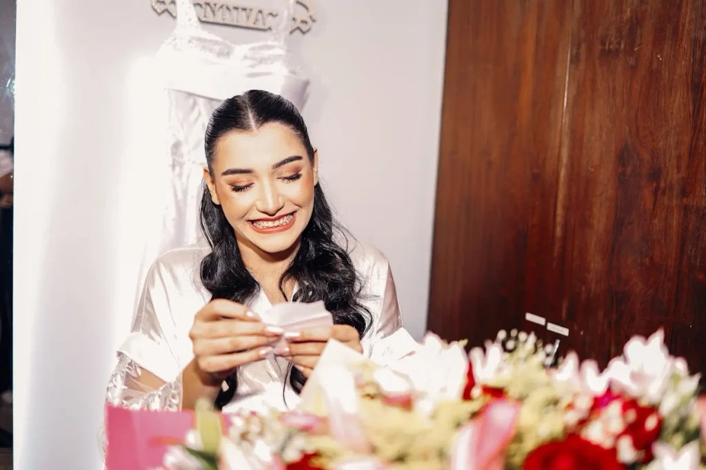 Noiva sorrindo ao receber uma surpresa especial

