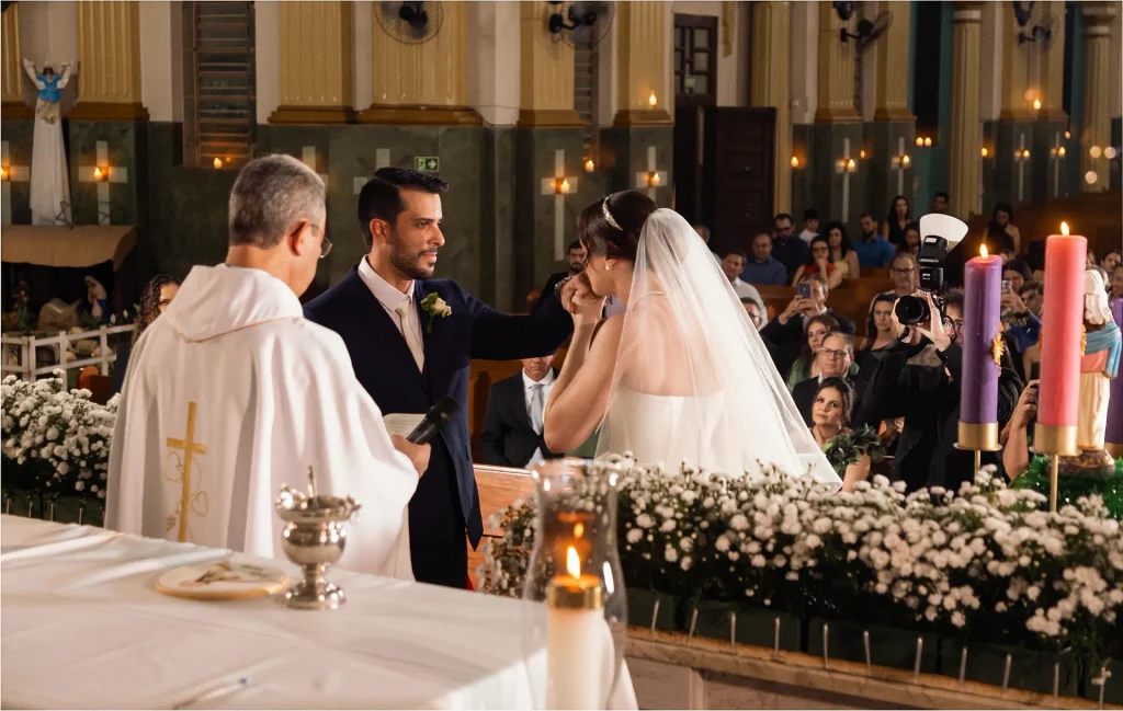benção-dos-noivos-durante-a-cerimonia-religiosa